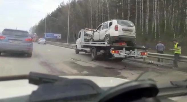 Из-за аварии движение по оживленному тракту осуществляется в одну полосу | Источник: читатель E1.RU