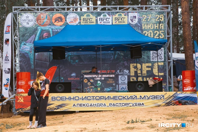 А на главной сцене в течение нескольких дней проходили торжественные мероприятия и конкурс бардовской песни | Источник: Даниил Конин / «ИрСити»