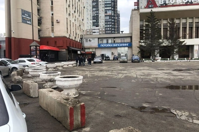Таксистов и маршрутки прогнали с автовокзала в Самаре, поставив бетонные блоки