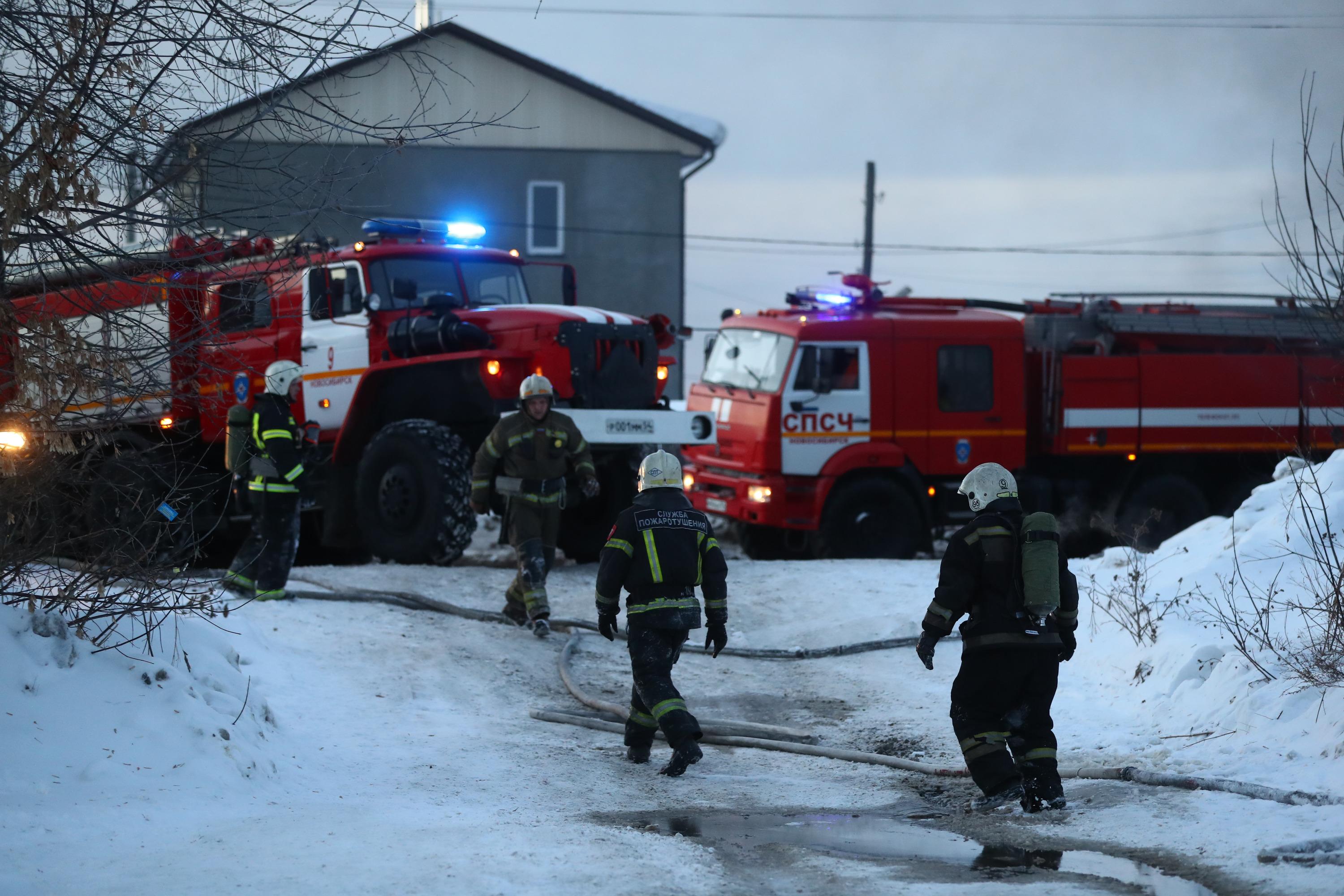 Пожарные потушили бензовоз в Октябрьском районе Новосибирска 16 января 2022  г. - 16 января 2022 - НГС.ру