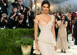 Met Gala 2026: Кендалл Дженнер в образе греческой богини, созданном по мотивам культовой футболки