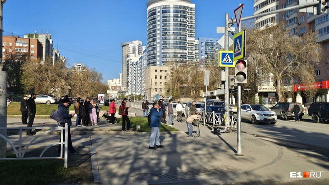 В Екатеринбурге беспилотник врезался в жилую высотку: вся информация о ЧП | Источник: Даниил Румянцев / E1.RU