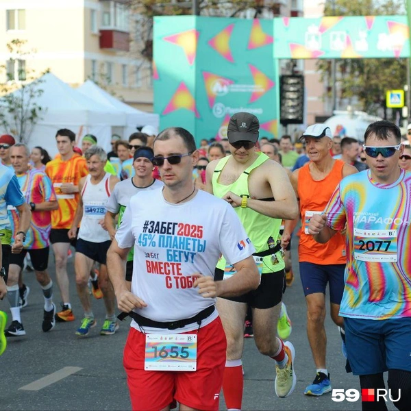 Участники бежали и в своих футболках с других соревнований, и в фирменном «марафонском» мерче | Источник: Ирина Тропина / 59.RU