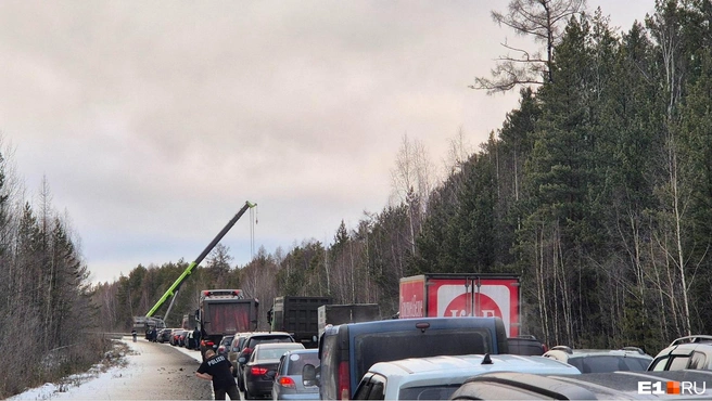 На место происшествия приехал автокран | Источник: читатель E1.RU