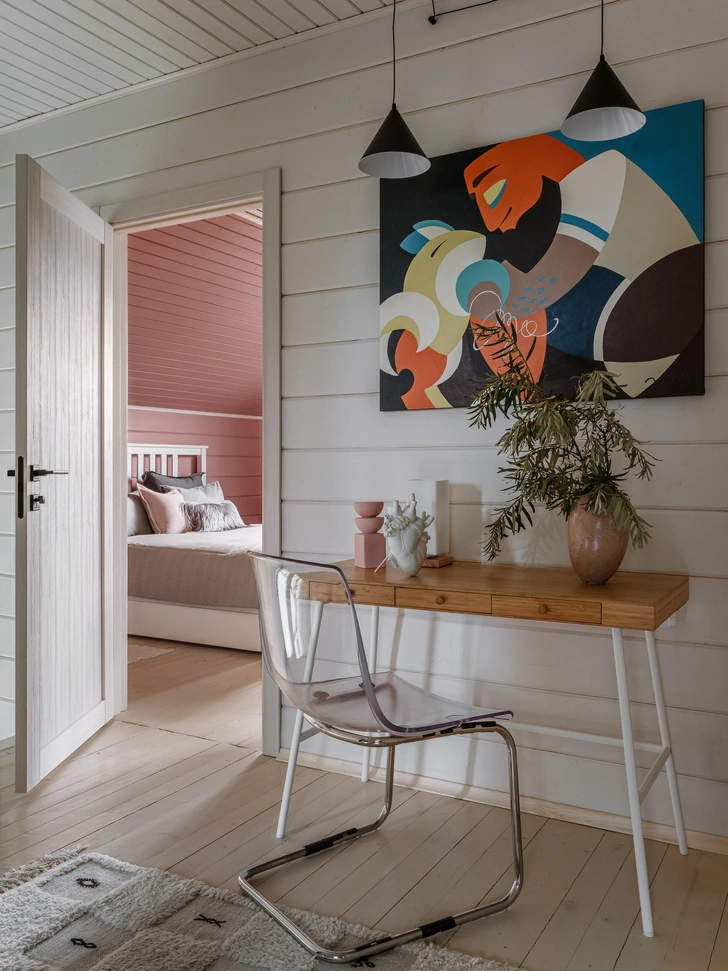 Стол и стул, ИКЕА. Картина — Jenya Jary (Женя Жарый). Ваза, Seletti. Подсвечник, H&M Home