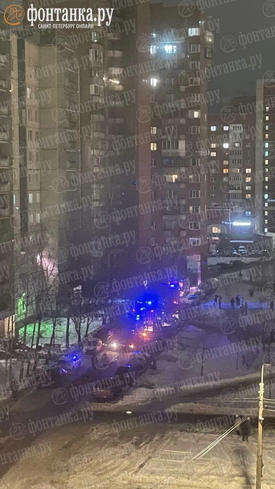 «Люди на улице, дом обесточен». Петербуржцы показали вереницу пожарных машин на Кузнецова | Источник: читатель «Фонтанки»