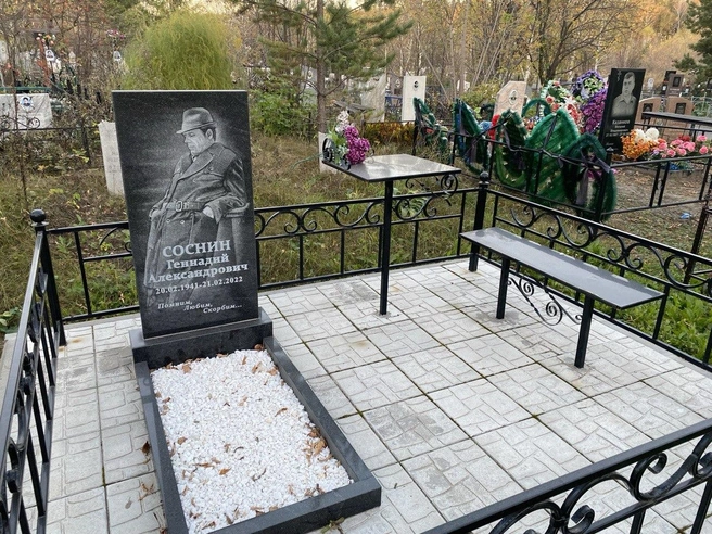 Здесь тоже усопший изображен почти в полный рост | Источник: Ирина Господаренко / NGS22.RU