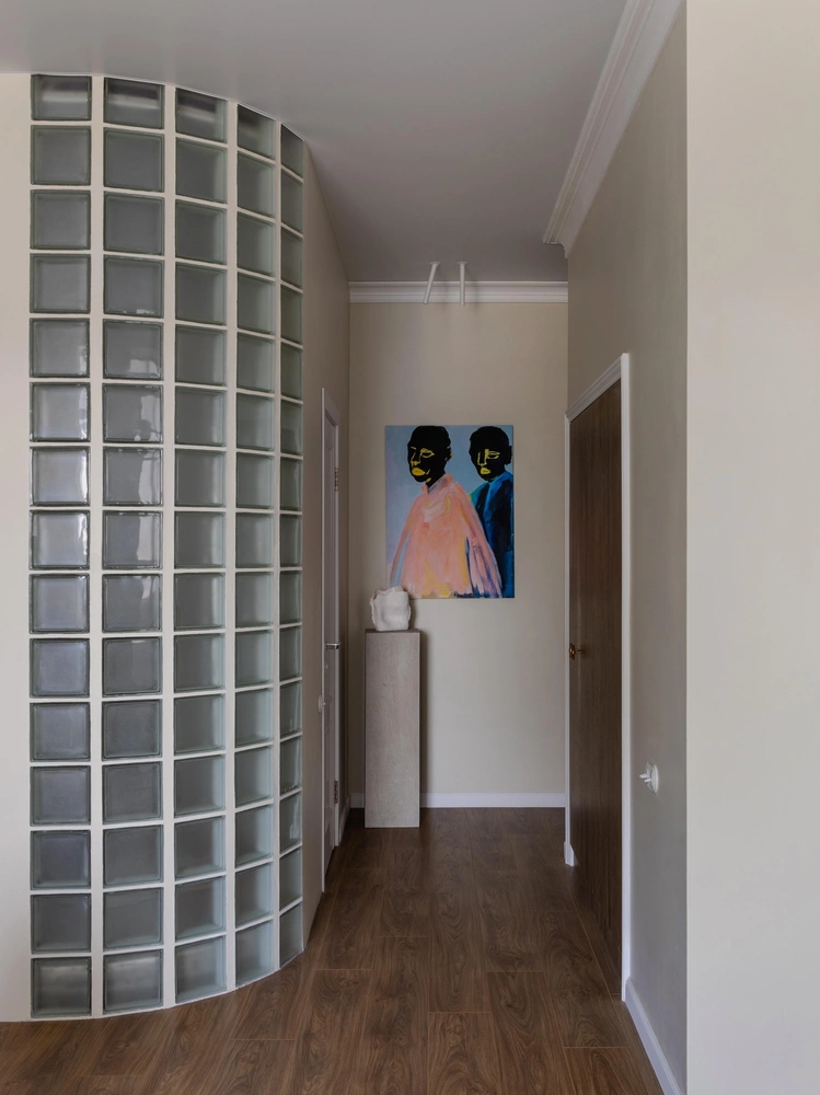 Квартира в Ростове-на-Дону. Проект Юлии Пасько. Стена из стеклоблоков отделяет ванную комнату от прихожей. | Источник: Александр Пляскин