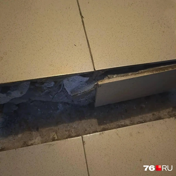 В туалете отваливается плитка, которую жильцы укладывали за свой же счет | Источник: жители дома № 4 на улице Майорова