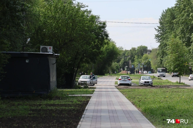 Выложить дорожки плиткой тут успели, а дальше работа встала  | Источник: Наталья Лапцевич