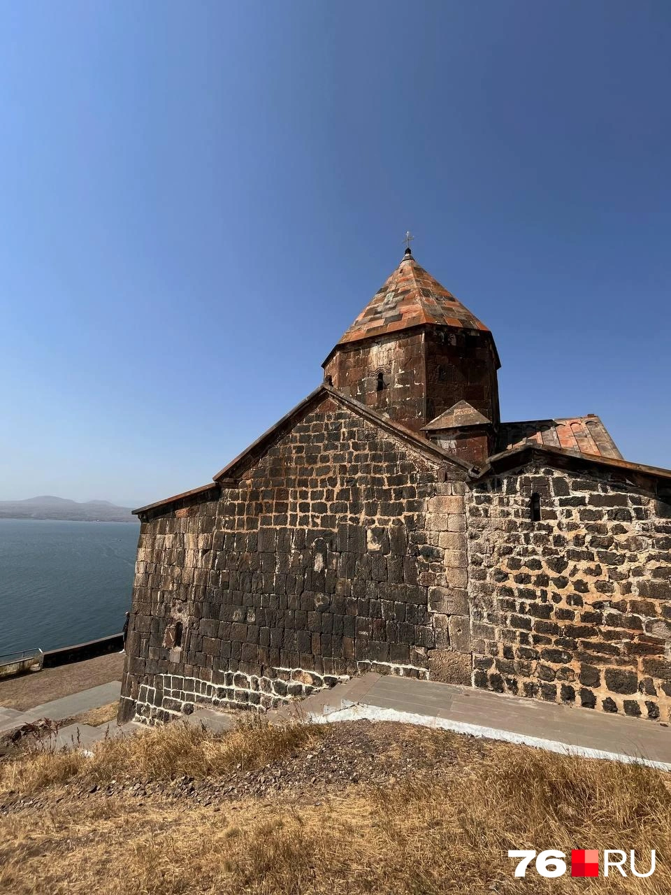 На возвышенности в Севане находится несколько церквей. На фото&nbsp;— храм Сурб Аракелоц | Источник: Кристина Геворкян / 76.RU