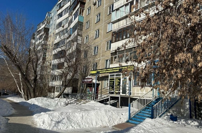 А в этой скромной панельке&nbsp;— одна из квартир, собственником которой числилась «Компания Эталон» | Источник: 2ГИС