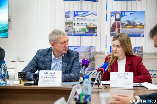 Андрей Козлов и замглавы РСТ Ольга Макарова | Источник: Олег Федоров / CHITA.RU