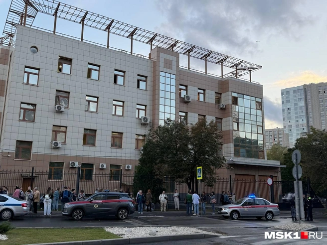 За порядком следили сотрудники полиции, всего у здания суда их было семь | Источник: Елена Халматова / MSK1.RU