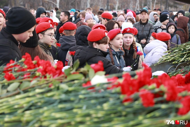 Пришли и дети, и взрослые | Источник: Михаил Шилкин