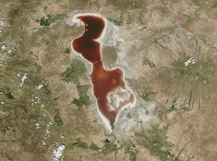 В Иране появилось «кровавое озеро»