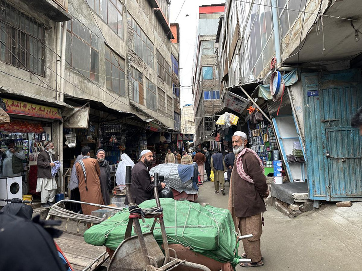 Ковры с вертолетами, бойцовые куропатки, Достоевский: что можно купить на рынках Кабула