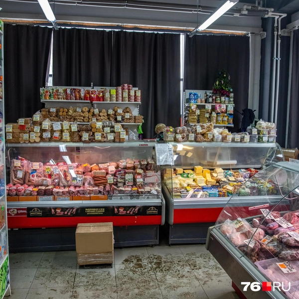 Здесь тоже ждут покупателей из легендарного снесенного магазина | Источник: Кирилл Поверинов / 76.RU