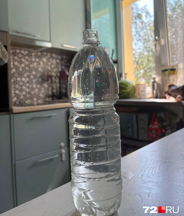 Тюменская вода из квартиры на улице Харьковской, которая вот-вот отправится в лабораторию  | Источник: Мария Токмакова / 72.RU 