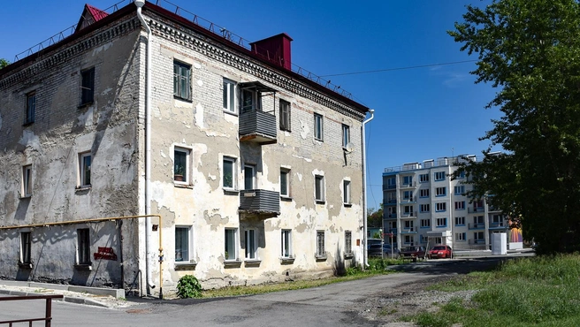 Поселок Механический в промзоне Кургана: его старые постройки&nbsp;— это типичное рабочее жилье, построенное в конце 1950-х, когда «Курганмашзавод» осваивал гусеничную технику. Но многие дома уже сносят, заменяя их современными (на заднем плане) | Источник: Артем Краснов
