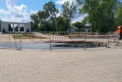 Оренбургский фонтан ремонтируют после наезда поливомоечной машины