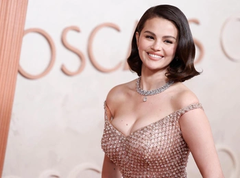 Зимний фаворит Селены Гомес: маникюр в шоколадном цвете