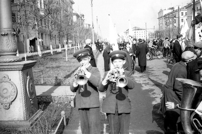 На Советский проспект в Кемерове в начале 1960-х на Первомай выходили и взрослые, и дети | Источник: pastvu.com