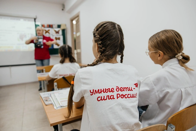 Родители могут записать сюда ребенка, чтобы подтянуть английский, математику или русский язык или помочь с подготовкой к ВПР, ОГЭ и ЕГЭ. | Источник: Ксения Зимина