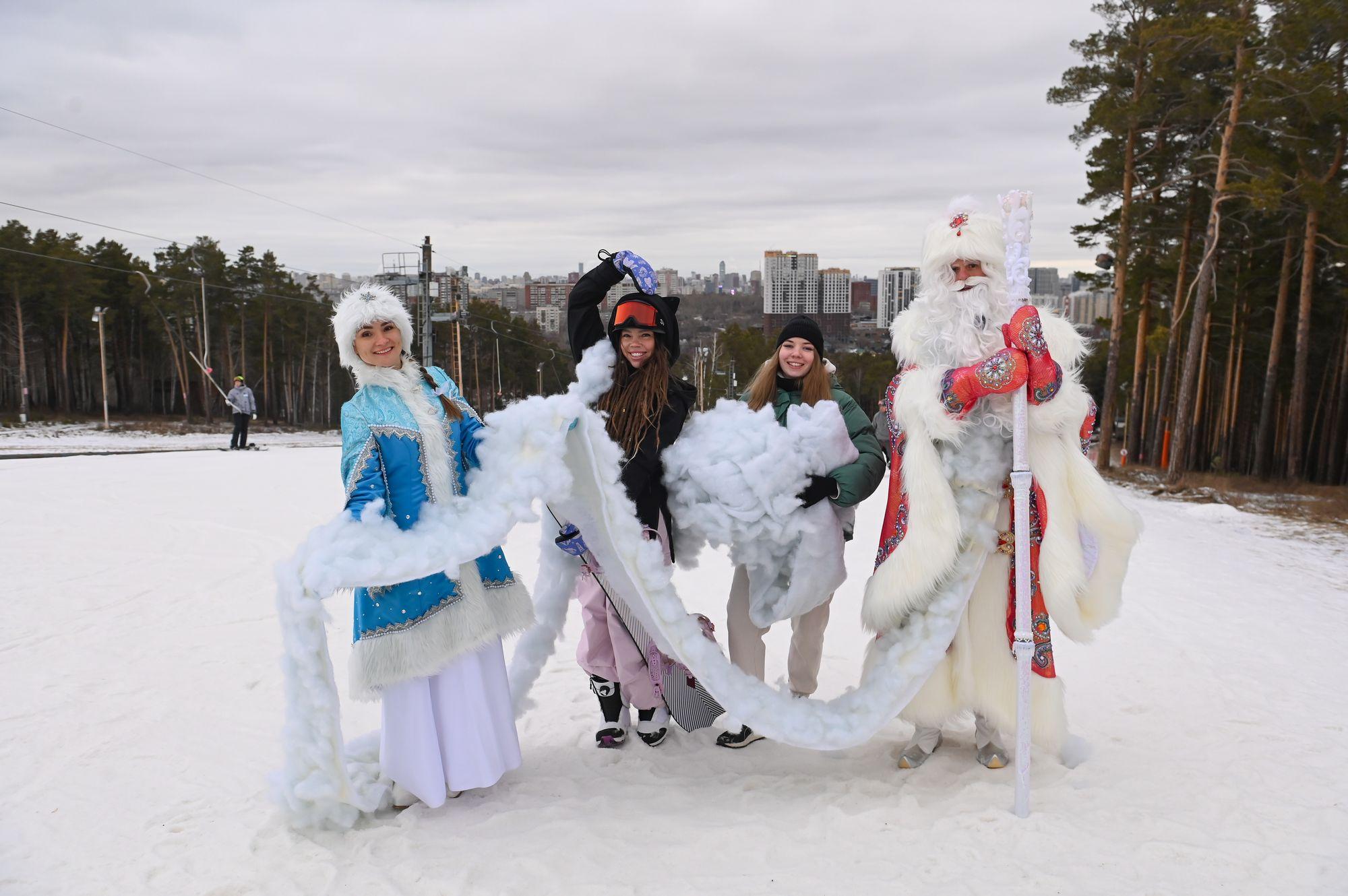 Дед Мороз с гигантской бородой покатался на сноуборде
