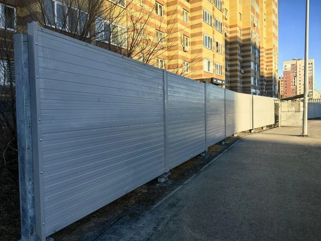 В непосредственной близости от остановки экран не имеет разрывов | Источник: Павел Красоткин / 72.RU 