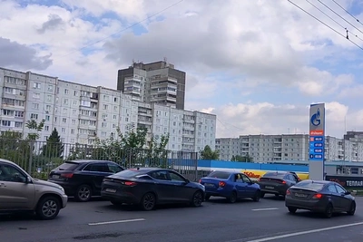 На АЗС Красноярска образовались очереди до 50 машин