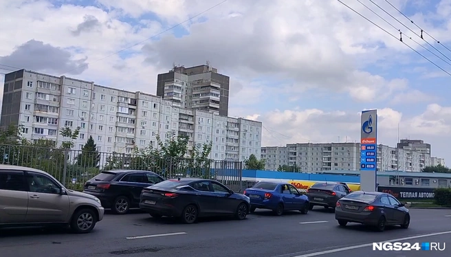 Машины выстроили вереницей прямо на проезжей части на Красной Армии | Источник: читатель NGS24.RU