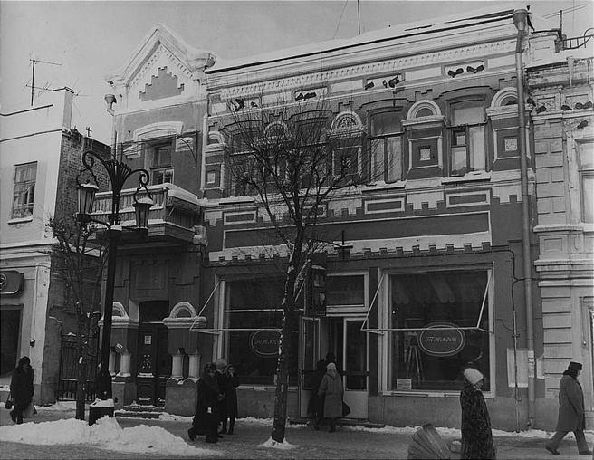 Ленинградская, 34. Дом купца, художника и миллионера Константина Головкина. До революции самарский олигарх держал здесь магазин писчебумажных и художественных принадлежностей. В советское время на первом этаже продавали ткани, а на втором — были жилые помещения | Источник: фотофонд Самарского областного государственного архива социально-политической истории