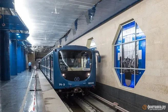 Мокрые пятна в метро Петербурга дотекли до проекта | Источник: Михаил Огнев / «Фонтанка.ру»