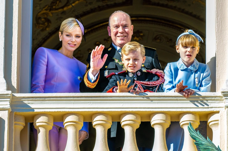 Князь Монако Альберт II с супругой, княгиней Шарлен и детьми | Источник: Соцсети