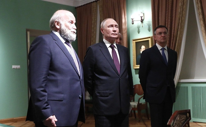 Владимир Путин осмотрел экспозицию Мемориального музея-лицея А.С. Пушкина. С директором Всероссийского музея А. С. Пушкина Сергеем Некрасовым (слева) и помощником президента Владимиром Мединским | Источник: фотобанк Фонда «Росконгресс»