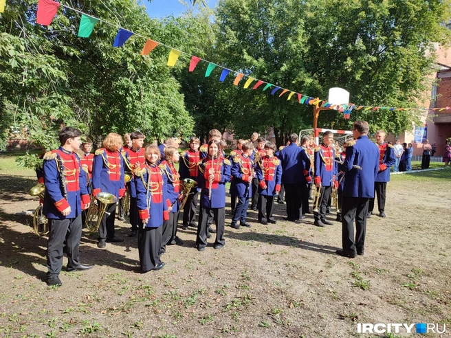 А где-то можно было встретить даже оркестр | Источник: «ИрСити»