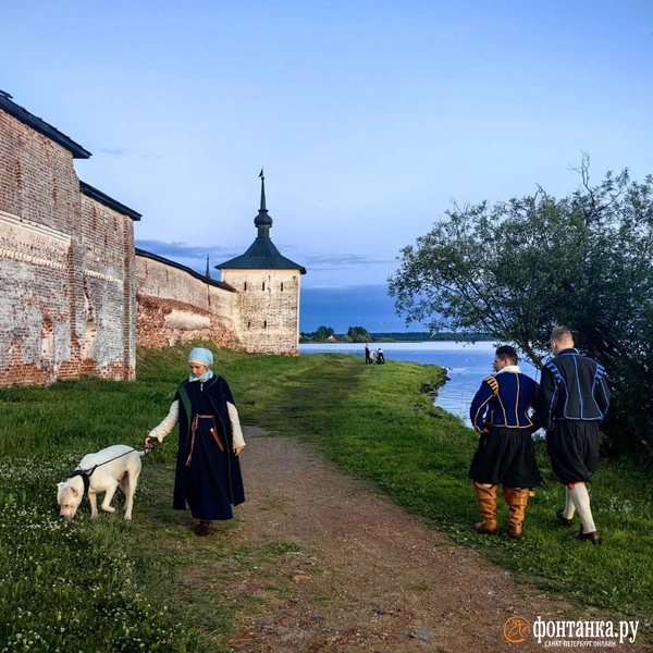 У крепостных стен жизнь идет своим чередом | Источник: Ксения Потеева / FONTANKA.RU