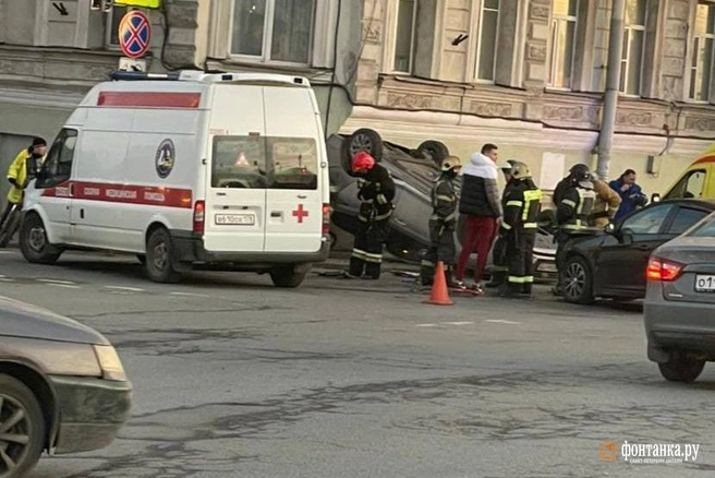 У Большого Крестовского моста «Хёндэ» в полете врезался в дом. Автомобиль приземлился на крышу (видео, фото) | Источник: Фонтанка.ру