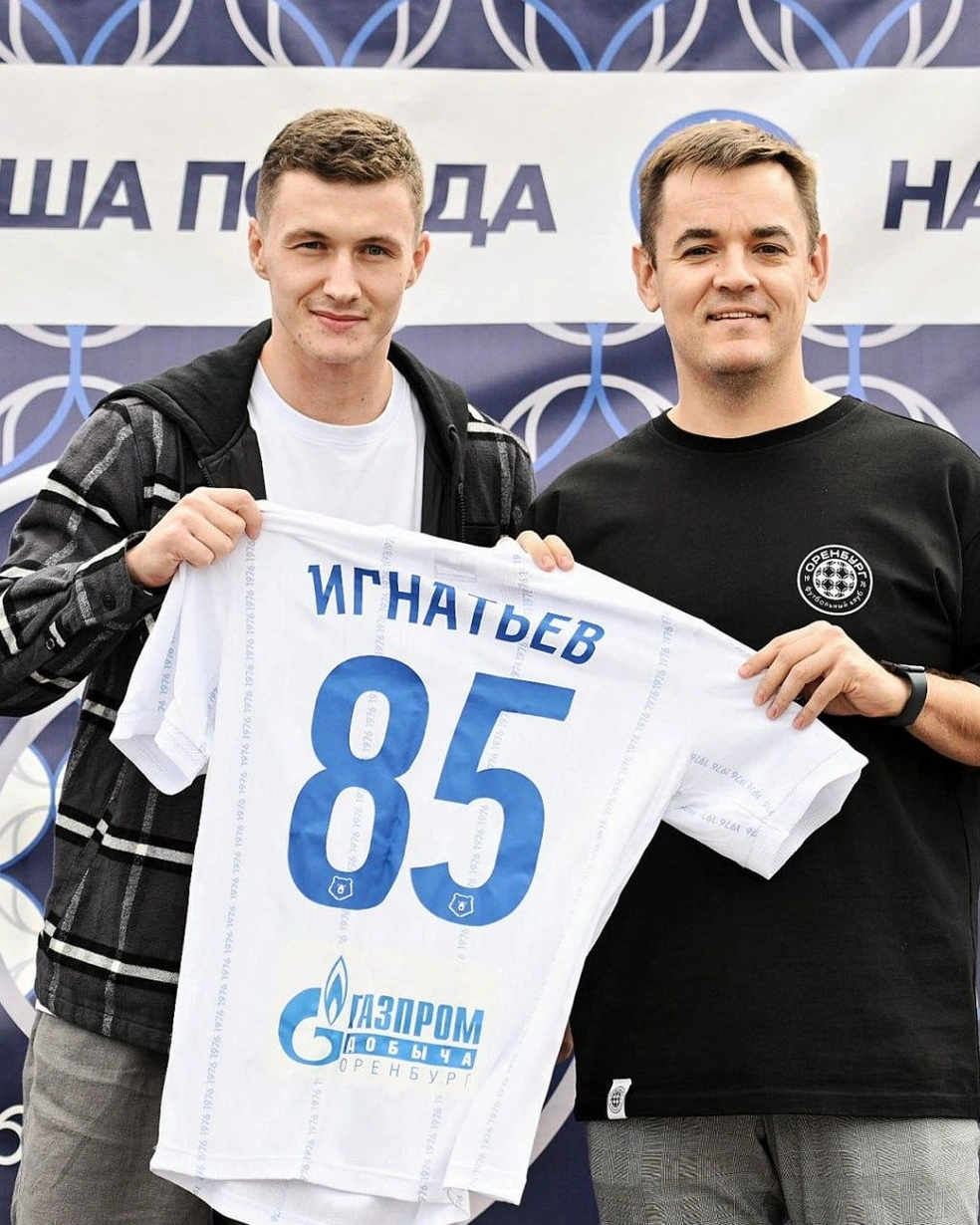 Иван Игнатьев и президент «Оренбурга» Кирилл Волженкин | Источник: ФК «Оренбург»