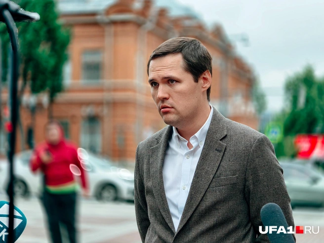 Хмарин объяснил журналистам нюансы парковки | Источник: Булат Салихов / UFA1.RU