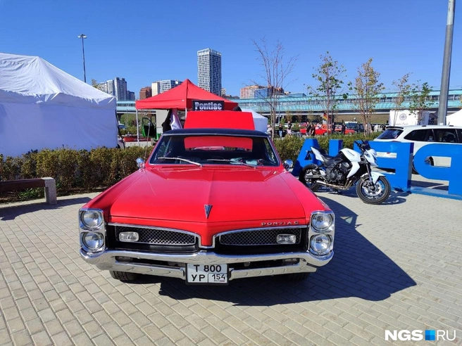 Среди представленных машим&nbsp;— яркий Pontiac | Источник: Мария Тищенко/NGS.RU