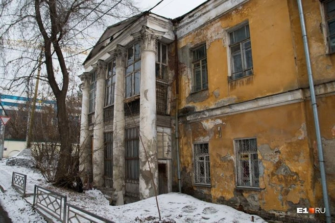 Одно из самых красивых старых каменных зданий Екатеринбурга | Источник: Артем Устюжанин / E1.RU