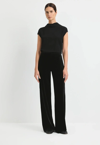 Эти велюровые брюки заменят вам джинсы на зиму: где купить и как правильно стилизовать Эти велюровые брюки заменят вам джинсы на зиму: где купить и как правильно стилизовать