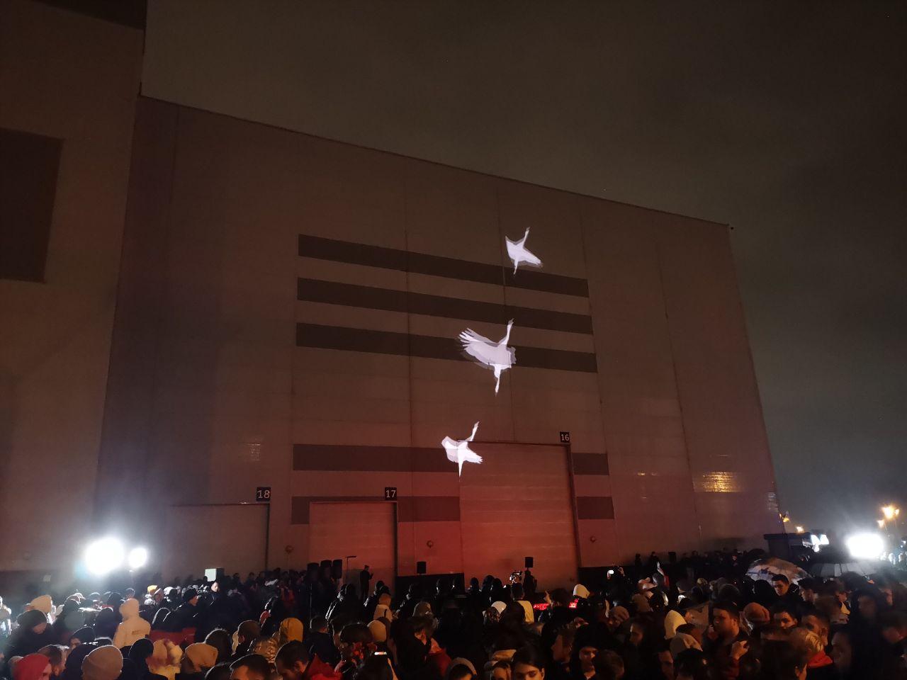 Что происходит у Crocus City Hall в Москве: фото и видео — на здании вывели  проекцию журавлей и включили песню Муслима Магомаева — мемориал в память о  погибших, что случилось в Крокусе,