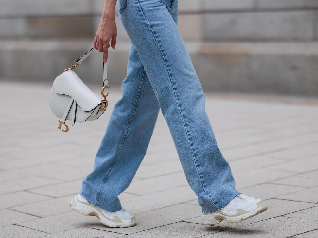 Кроссовки и джинсы: 5 безвкусных сочетаний, которые выдадут в вас девушку из провинции | marieclaire.ru