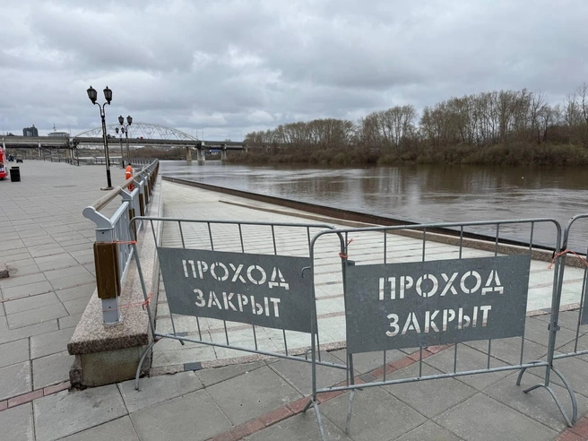 Проход на нижний уровень набережной перекрыт. | Источник: Илья Чикотин / 72.RU