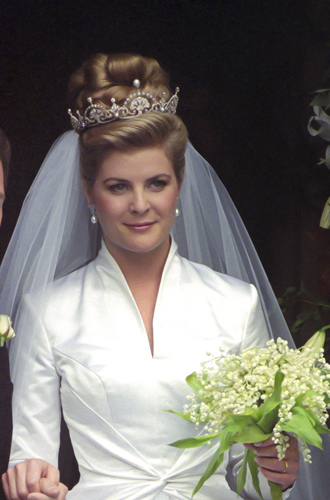 Серена Армстронг-Джонс, графиня СноудонВ 1993 году с аристократкой Сереной Стэнхоуп повенчался единственный сын принцессы Маргарет Дэвид Армстронг-Джонс. Счастливая невеста в тот день очень напоминала свою известную свекровь, когда та выходила замуж в 1960 году: платье схожего фасона, высокий пучок… А вот тиара была другая, хотя и тоже одолженная принцессой Маргарет. Речь идет об убранстве «Цветок лотоса», которое ранее принадлежало Элизабет Боуз-Лайон, затем перешло ее младшей дочери, а сегодня периодически появляется на голове герцогини Кембриджской.