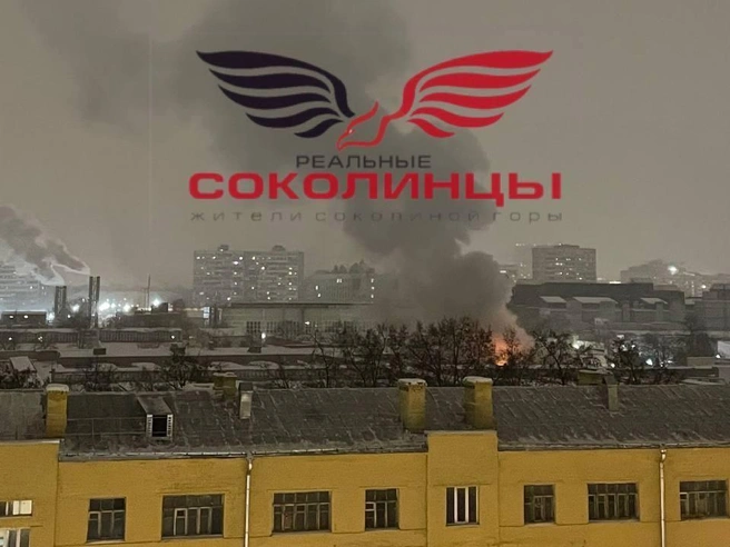 Судя по опубликованным кадрам, очаг возгорания находится на крыше одного из зданий | Источник: Реальные Соколинцы / T.me