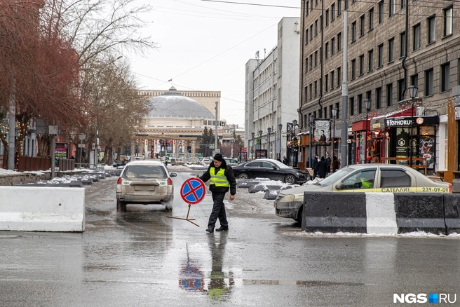 Водители спокойно заезжали на перекрытую улицу Ленина | Источник: Александр Ощепков / NGS.RU